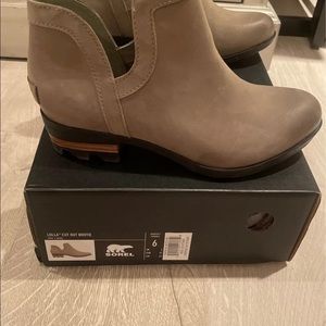 Sorel Lola cut out boots